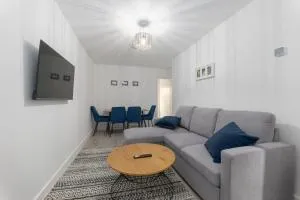 Charming 2-Bedroom Townhouse in Wallasey - 新布赖顿