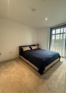 River view balcony spacious 1 bed XL sofa & TV