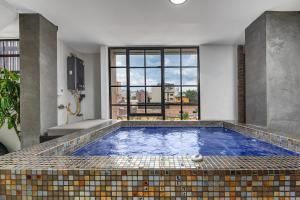 ARYA - Huge Hot Tub & AC Steps from Lleras Park