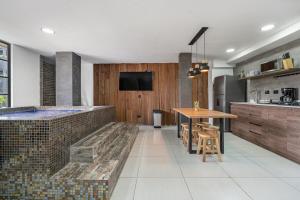 NOWA Arya PH - Huge Hot Tub & AC Steps from Lleras Park