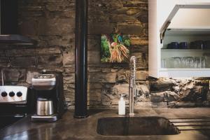 KingstonStays Spacious Historic Downtown Stablemans House Loft