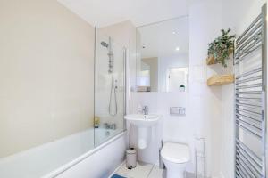 Modern 3-Bedroom, 1-Bathroom Apartment in East London