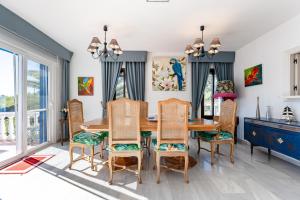 AndalucĂan Villa with huge Pool, Sea view, Billiard and Ping Pong