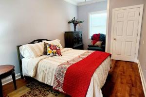Holiday Home room in Charming Cute Convenient 2 mi to Downtown and UGA
