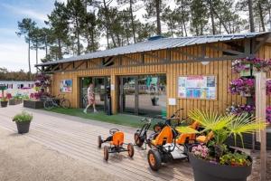 Campings Chez Bruno & Sophie Mobil home luxe 6-8P BORA BORA : photos des chambres