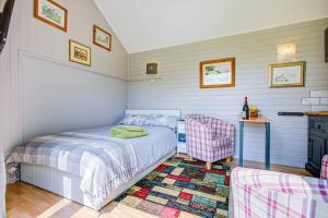 Charming Self Contained Garden Studio Upperbeeding