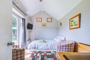 Charming Self Contained Garden Studio Upperbeeding