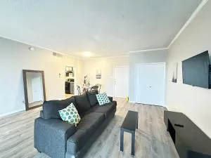 Relax and Unwind in a Trendy Apartment in Bay Area Houston Spot - Nassau Bay