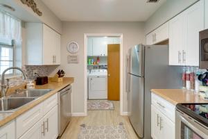 2 Mi to Lake Okeechobee Waterfront Home with Deck!