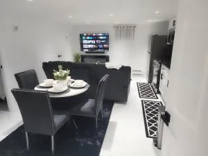 Baldwin, NY 1 Bedroom Apartment Queen Size Bed - Baldwin