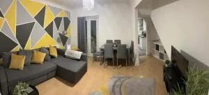 Urban Living - 2 beds apartment, driveway parking, centrally located!! - 海斯