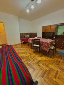 Departamento de dos ambientes frente a plaza Colon