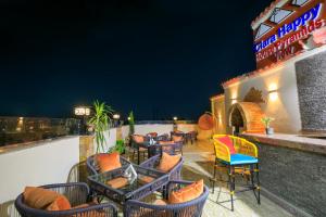 Clara Happy House Pyramids View