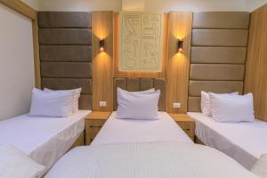 Clara Happy House Pyramids View