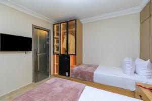 Clara Happy House Pyramids View