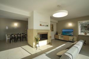 Villa Torricella Pool and Sunny Garden - Happy Rentals