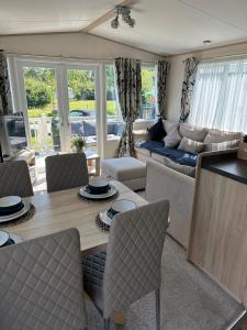 Acres Corner Retreat Inc Hot tub at Tattershall Lakes Country Park
