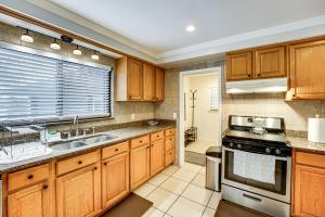 Fire Pit and Yard Family Home in Farmington Hills!