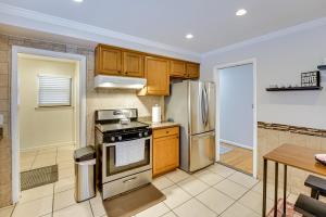 Fire Pit and Yard Family Home in Farmington Hills!