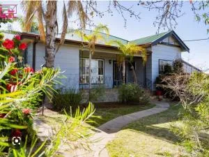 Red Steps - 4 bedroom home - Leeton