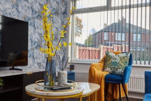 NEW! 5 Beds House - Work & Family - Long Stay Offers & FREE Parking