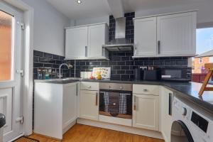 NEW! 5 Beds House - Work & Family - Long Stay Offers & FREE Parking