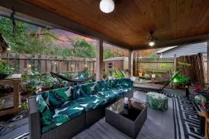 Zen Jungle House by Busch Gardens Sleeps 10 with Outdoor Games and bikes! - Sulphur Springs