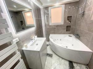 Maisons de vacances Bas de villa composee d-un 3 pieces et d-un studio avec piscine privee : photos des chambres