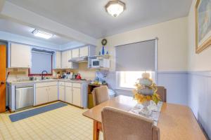 Charming Home - 4 Mi to Euclid Creek Reservation