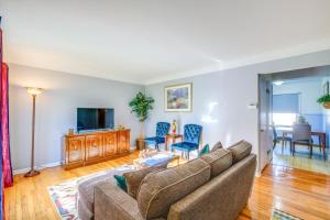 Charming Home - 4 Mi to Euclid Creek Reservation