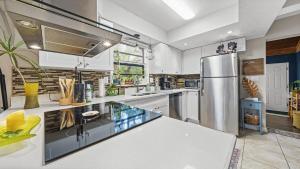 Zen Jungle House by Busch Gardens Sleeps 12 with Outdoor Games & Detached Play Space!