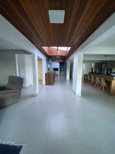 Casa grande com jardim