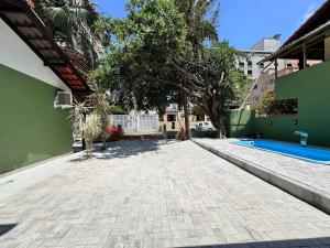 Casa com Piscina Privativa a 5 Minutos da Praia de Bombas – Perfeita para Grandes Grupos