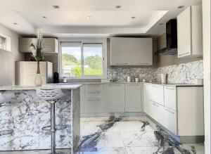 Bas de villa composée dun 3 pièces et dun studio avec piscine privée