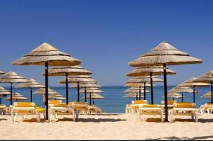 Apartamento a 5 min a pé da praia, com terraço grande ao sol, no Rés-Chão