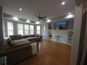 Beautiful Big 3 bedroom Quiet Apt near downtown