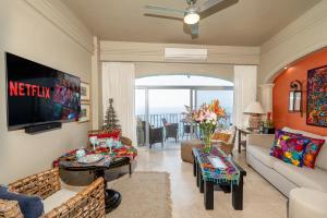 Ocean Front Penthouse Newly Renovated, Sleeps 6, Casa Agua, Girasol