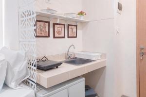 Good Place and Cozy Studio Apartment B Residence By Travelio