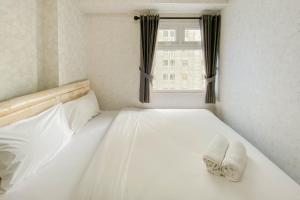 Comfort 2BR Green Pramuka City Apartment By Travelio