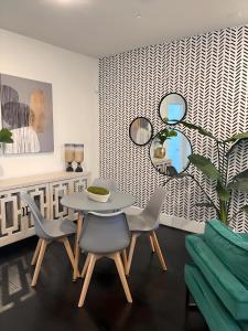 Downtown Houston Gem Stylish, Central & Self Check-In