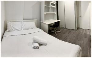 Burwood 2Br Lovely Apt Near Train