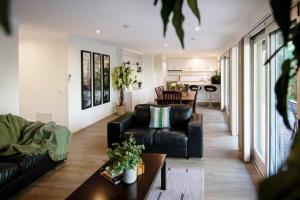 Central Riverside Apartment - Modern Convenience