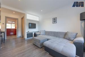 Easy Access to Glasgow Edinburgh with 2 Car Spaces