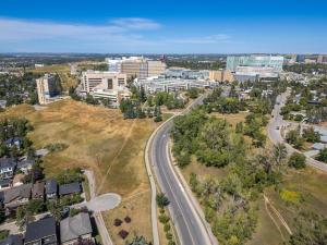 5 bed Luxury Home Steps to DT, River and Hospital