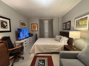 Cozy Brooklyn Home, Private Room in Host Shared Apartment