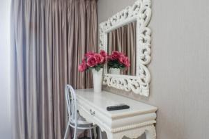 Luxurious Studio Room at Orchard Supermall Mansion Apartment By Travelio