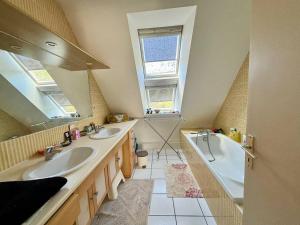 Maisons de vacances Maison spacieuse a Carnac, 5 pieces, 5000m² jardin, animaux OK, parking, proche plages - FR-1-377-96 : photos des chambres