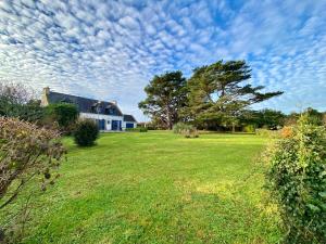 Maisons de vacances Maison en bord de mer avec jardin arbore a Groix - FR-1-813-17 : photos des chambres