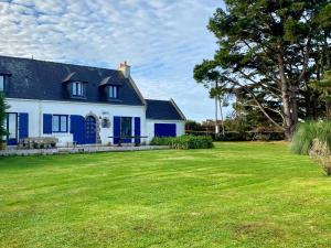 Maisons de vacances Maison en bord de mer avec jardin arbore a Groix - FR-1-813-17 : photos des chambres