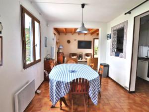 Maisons de vacances Maison en bord de mer avec jardin arbore a Groix - FR-1-813-17 : photos des chambres